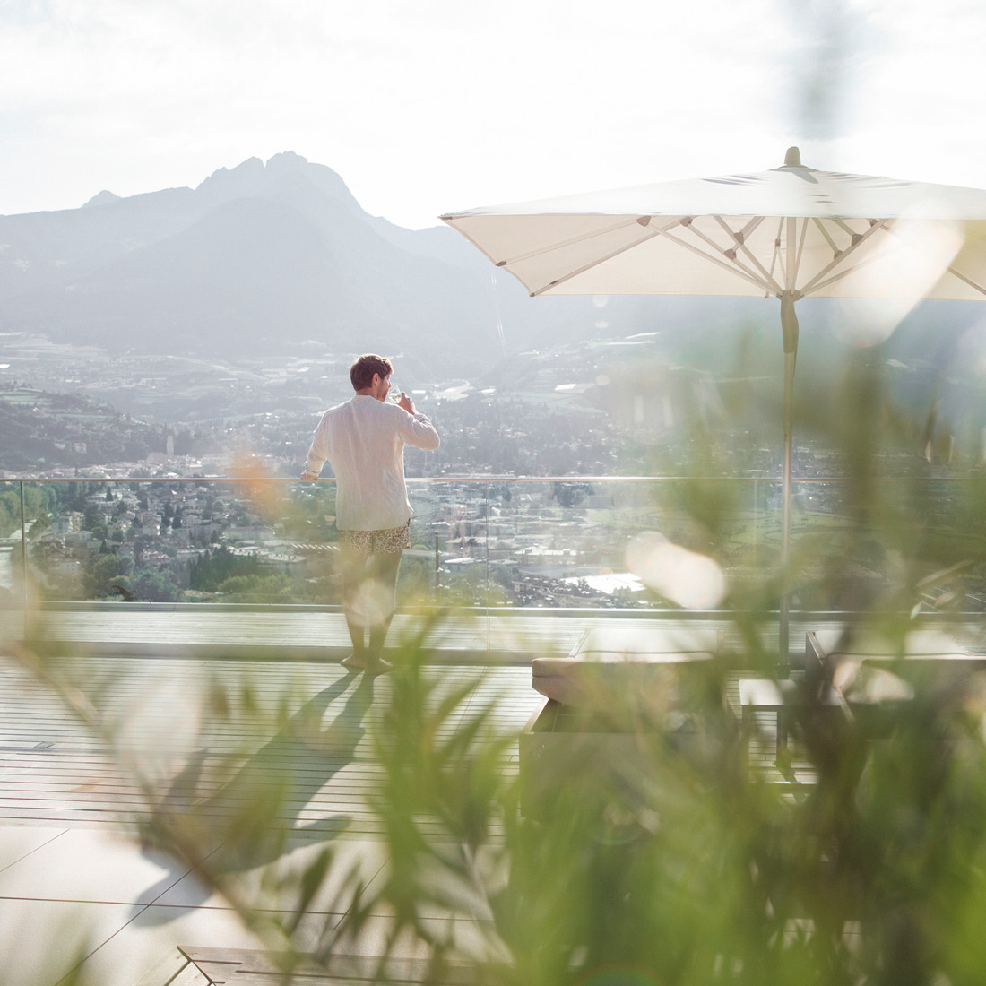 Herr am Skydeck des Giardino Marling