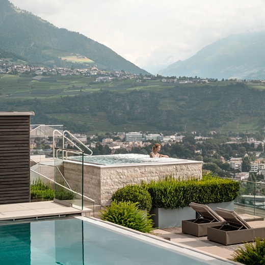 Frau im Pool am Skydeck