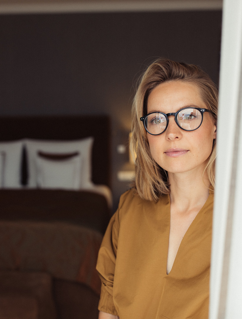Frau die den Ausblick genießt