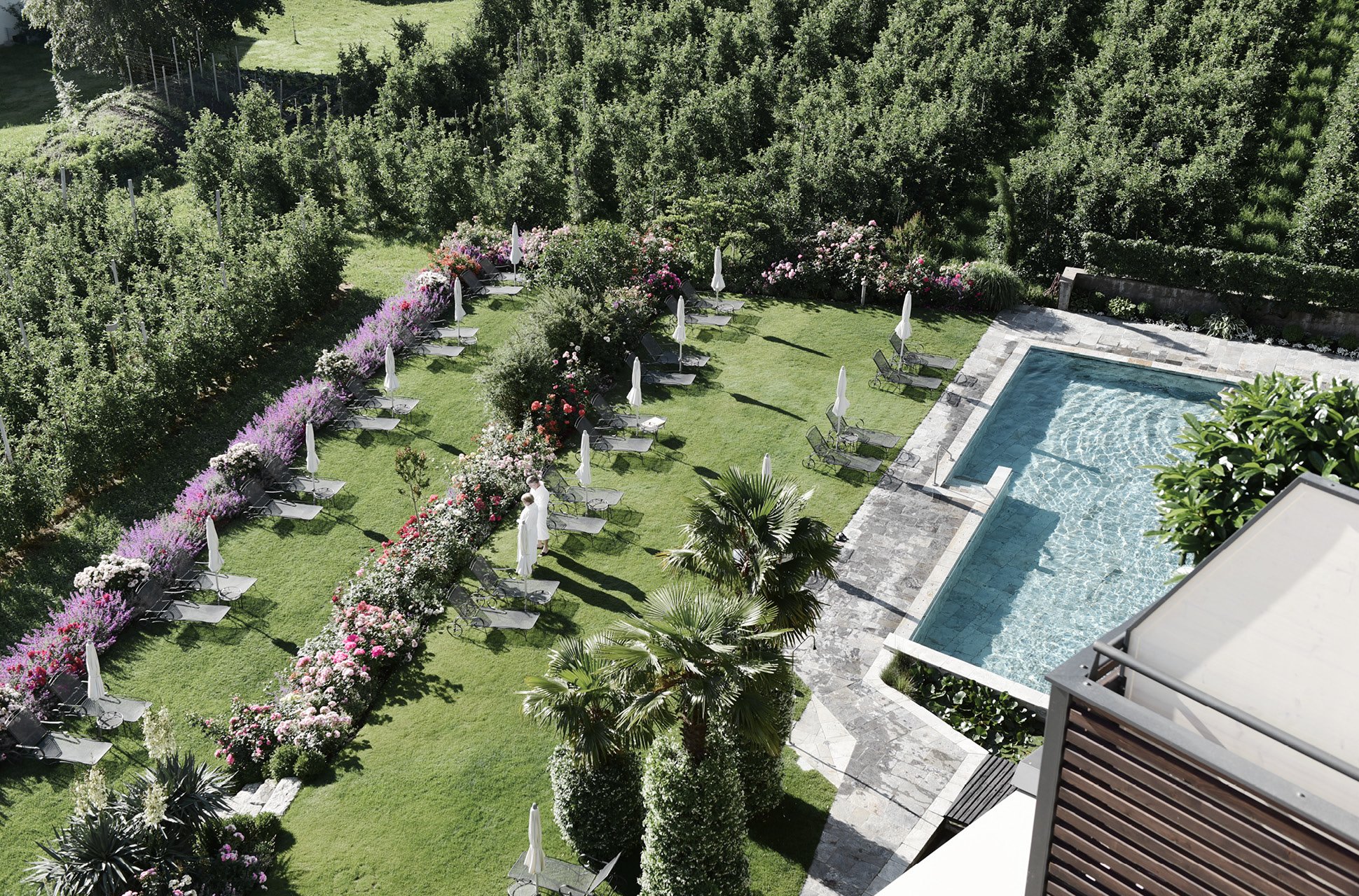 Garten mit Pool und Liegestühlen