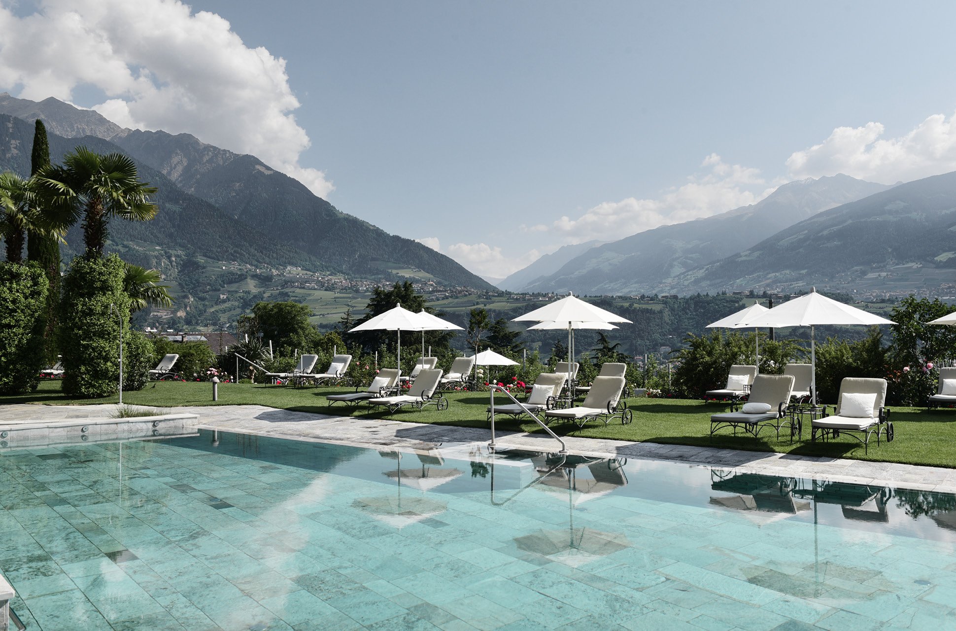 Gardenpool mit Liegestühlen