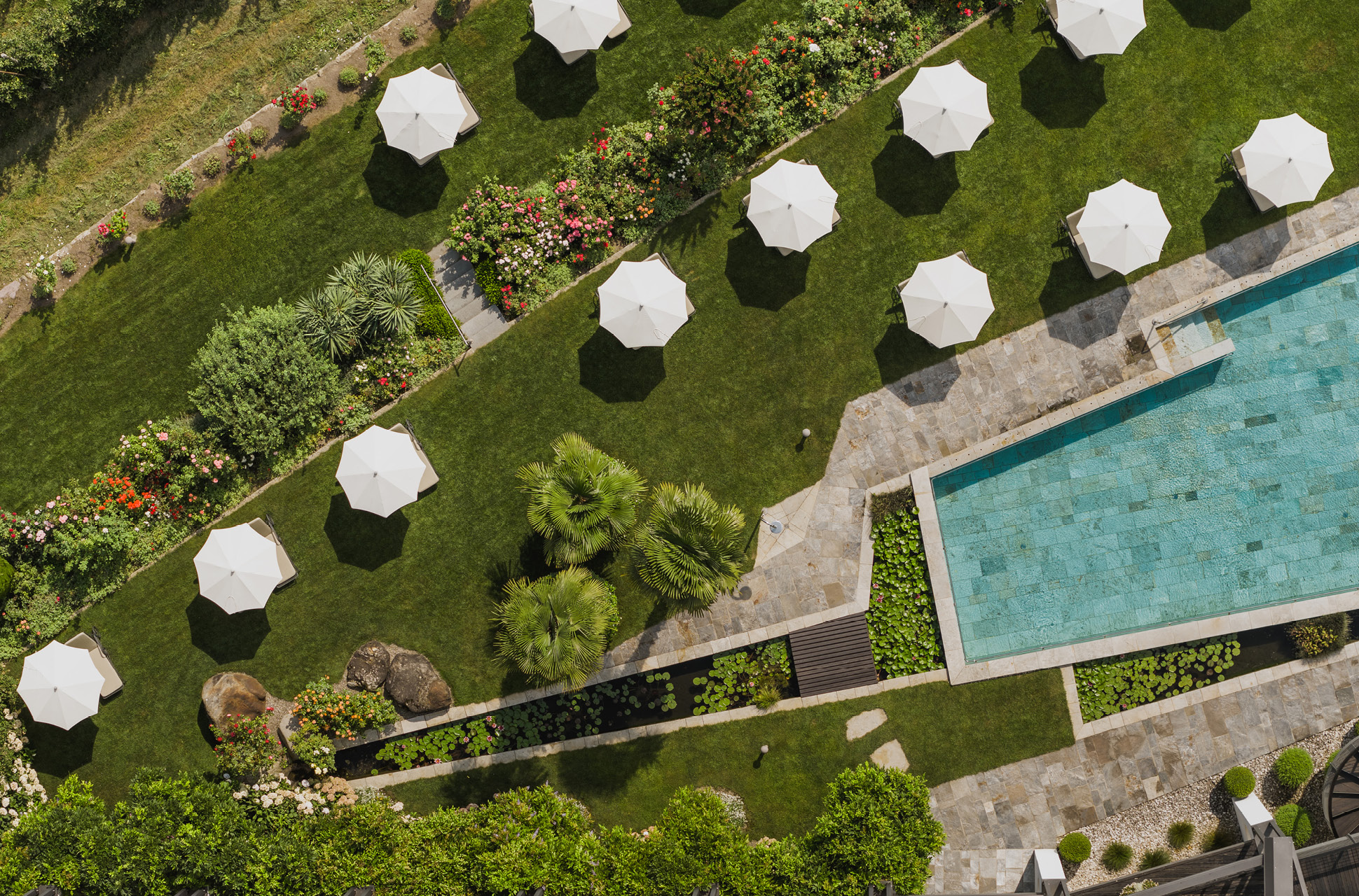 Garten des Giardino Marling mit Pool und Liegestühlen