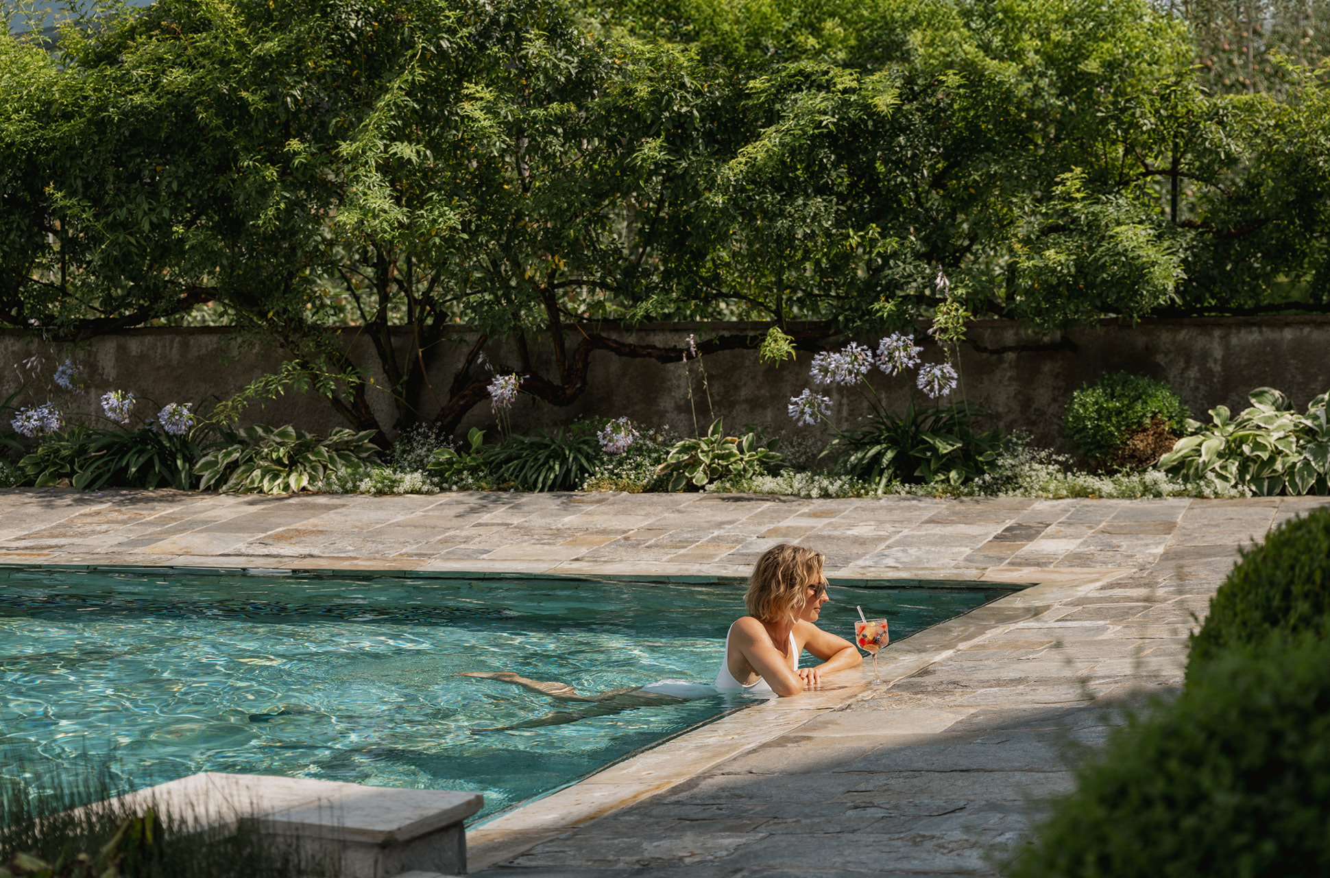 Frau im Gardenpool