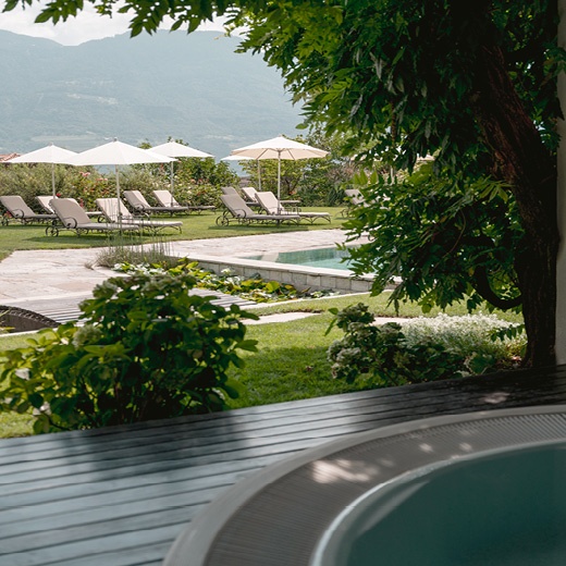 Gardenpool mit Liegestühlen