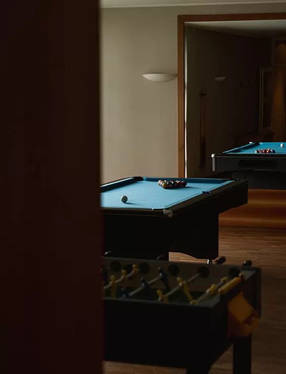 Spielzimmer mit Billardtisch und Tischfußball