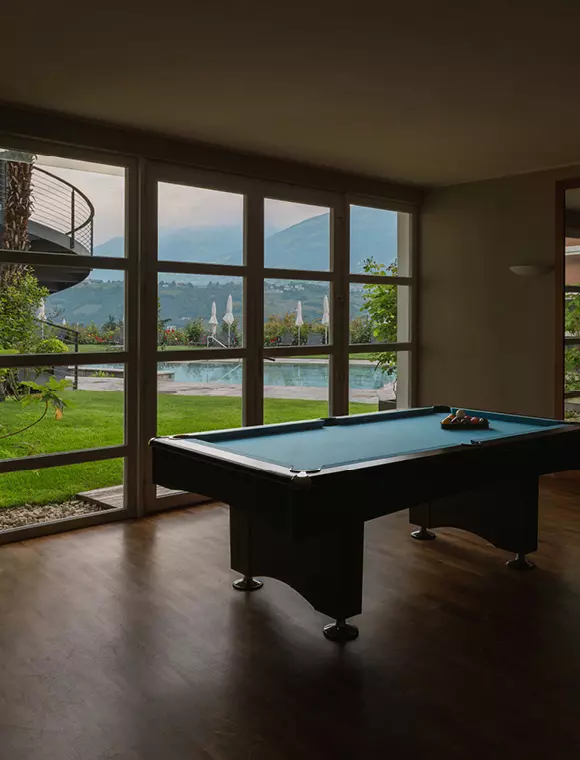 Billardzimmer mit Blick auf Pool und Berge