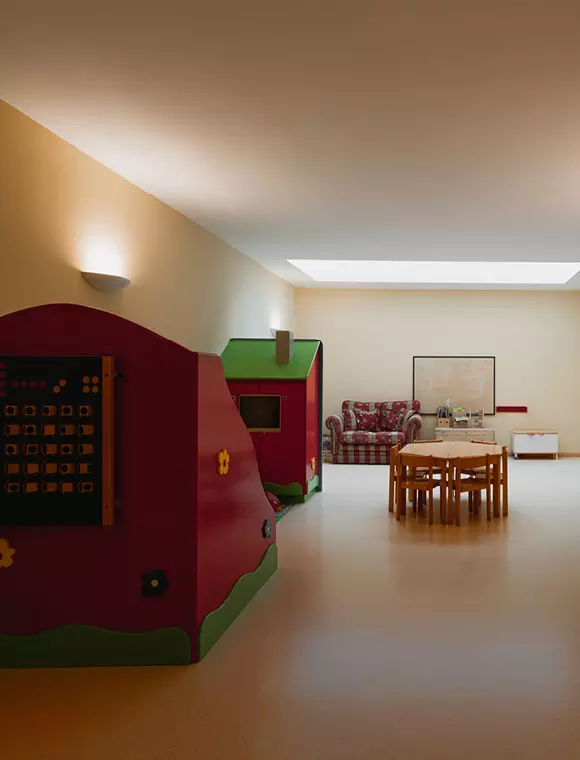 Spielzimmer für Kinder mit bunten Spielhäusern