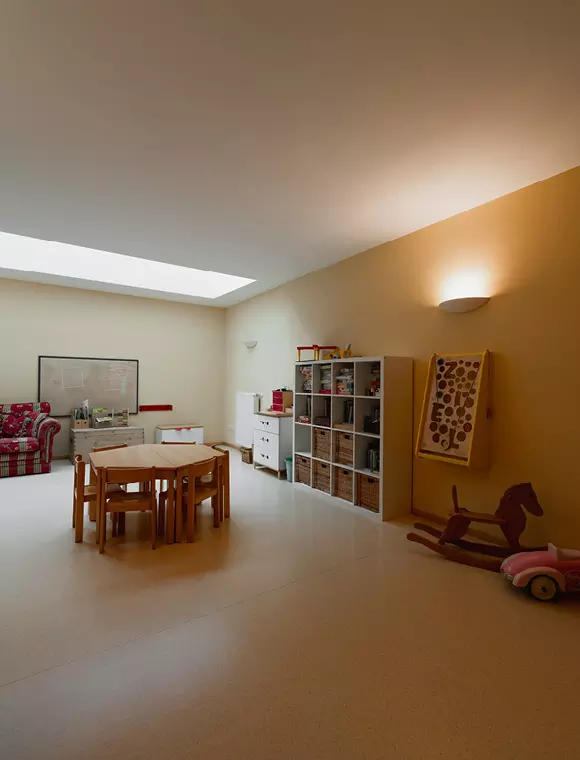 Kinderspielzimmer mit Regalen und Holzspielzeug