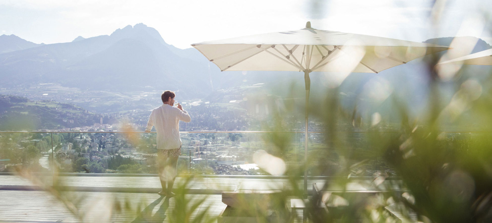 un jeune homme sur la terrasse panoramique du Giardino Marling