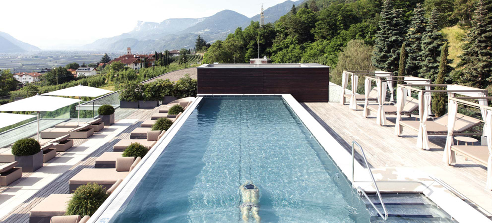 piscine extérieure avec vue imprenable sur le Giardino Marling