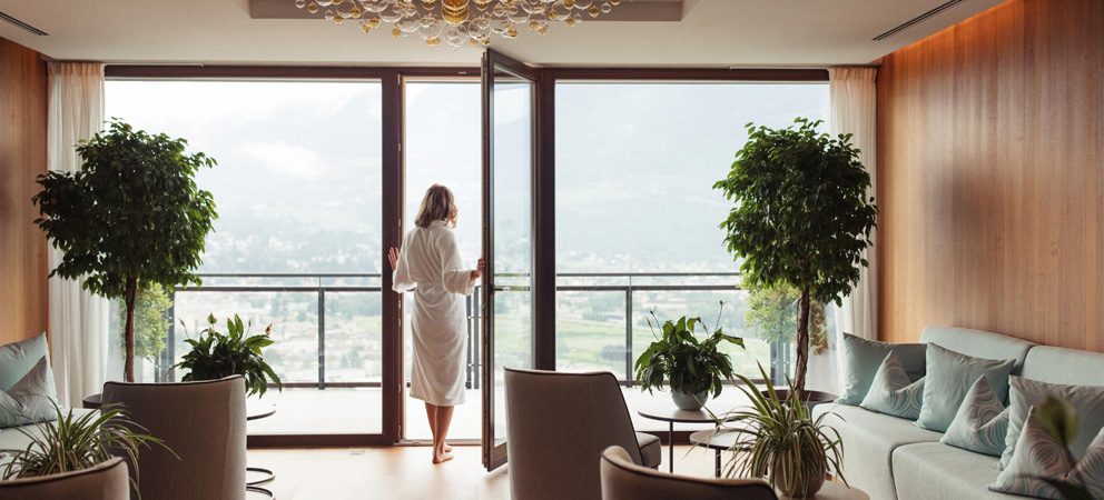 a lady in bathrobe goes out on a balcony of the Giardino Marling