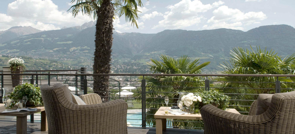 des palmiers et de confortables fauteuils sur la terrasse du Giardino Marling