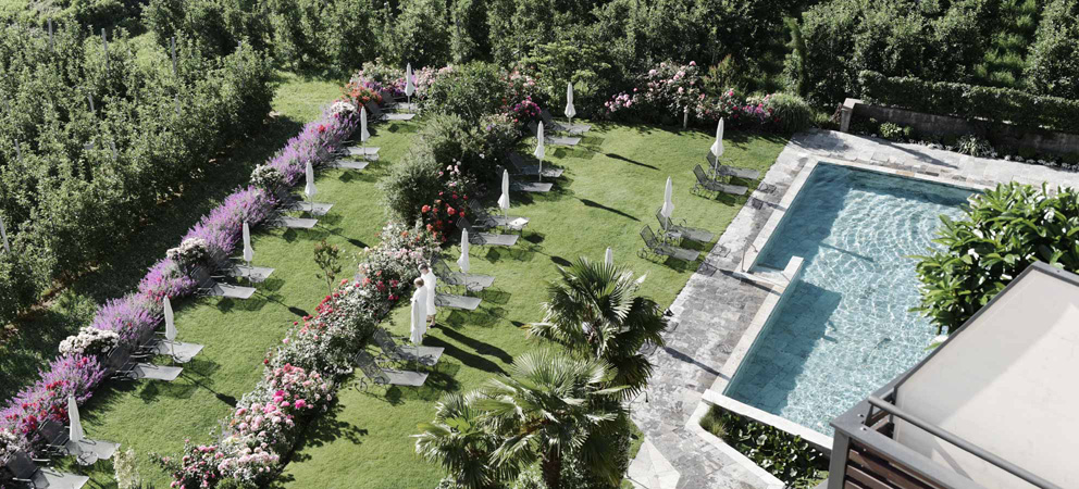 le jardin élégant du Giardino Marling et la piscine extérieure vue d'en haut