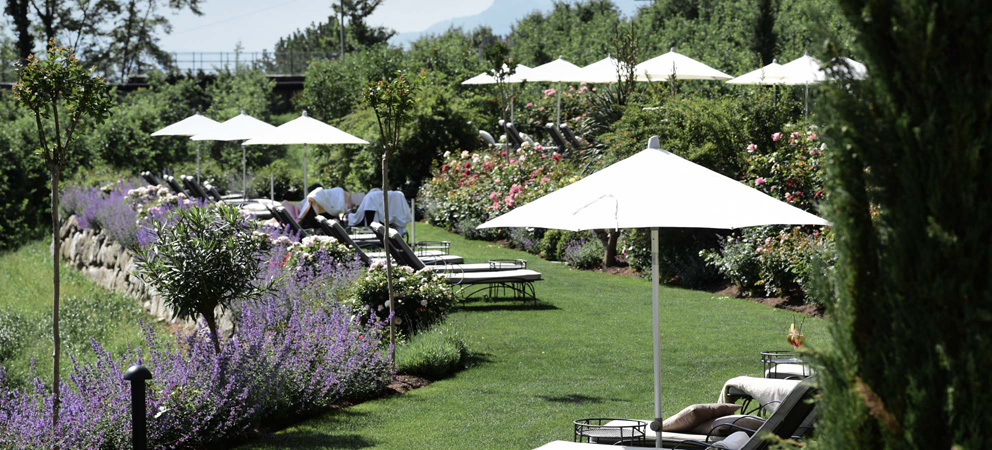 l'agréable jardin du Giardino Marling avec ses chaises longues et ses parasols