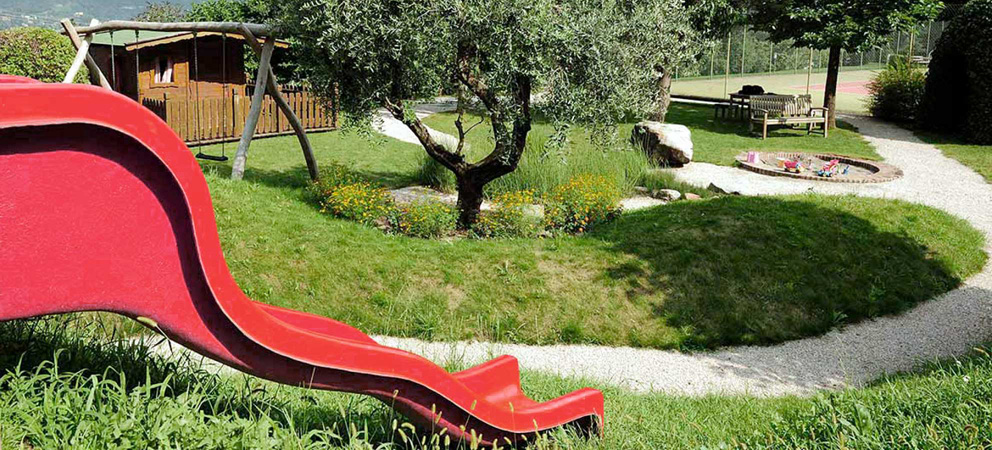 der Kinderspielplatz des Giardino Marling mit roter Rutsche