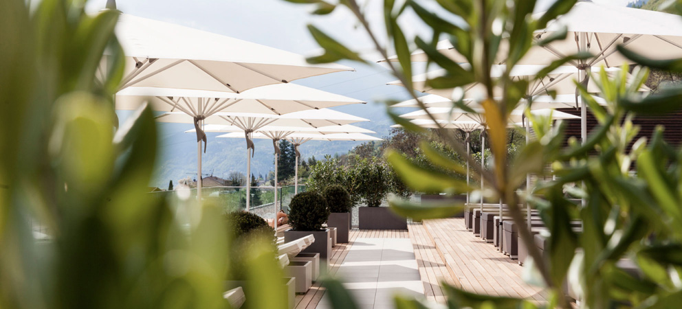 la belle terrasse avec chaises longues et parasols du Giardino Marling
