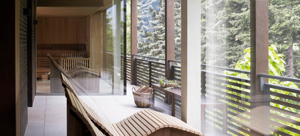 Ruhezone mit Glaswand und Ausblick des Giardino Marling
