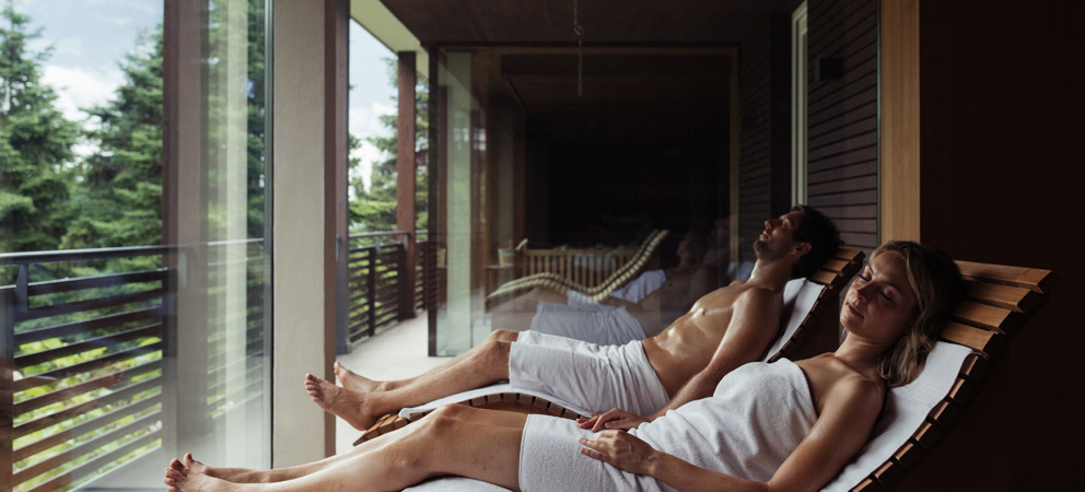 un couple s'allonge sur les lits confortables de l'aire de repos du Giardino Marling