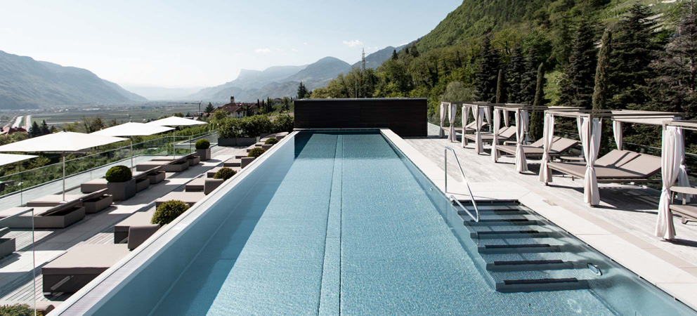 piscine extérieure moderne sur la terrasse du Giardino Marling