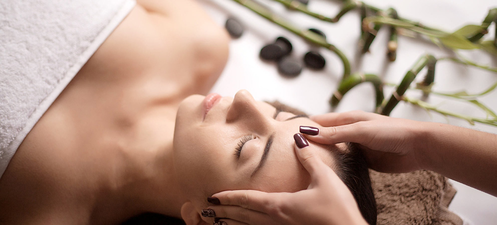 una collaboratrice dell'hotel Giardino Marling durante un massaggio facciale