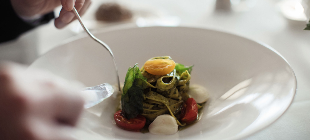 ein köstliches Gericht aus Pasta und Pesto, zubereitet von der Küche des Hotels Giardino Marling