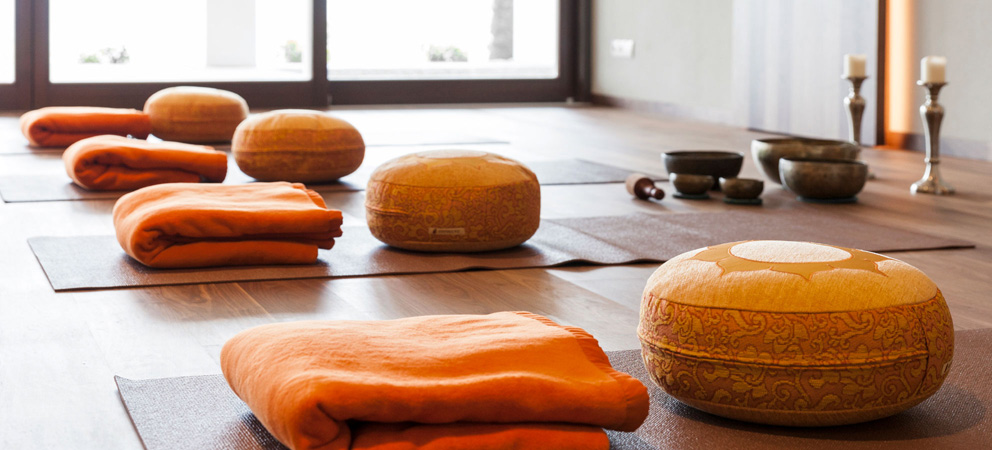 tapis de yoga, couvertures et coussins : tout est prêt pour le cours de yoga au Giardino Marling